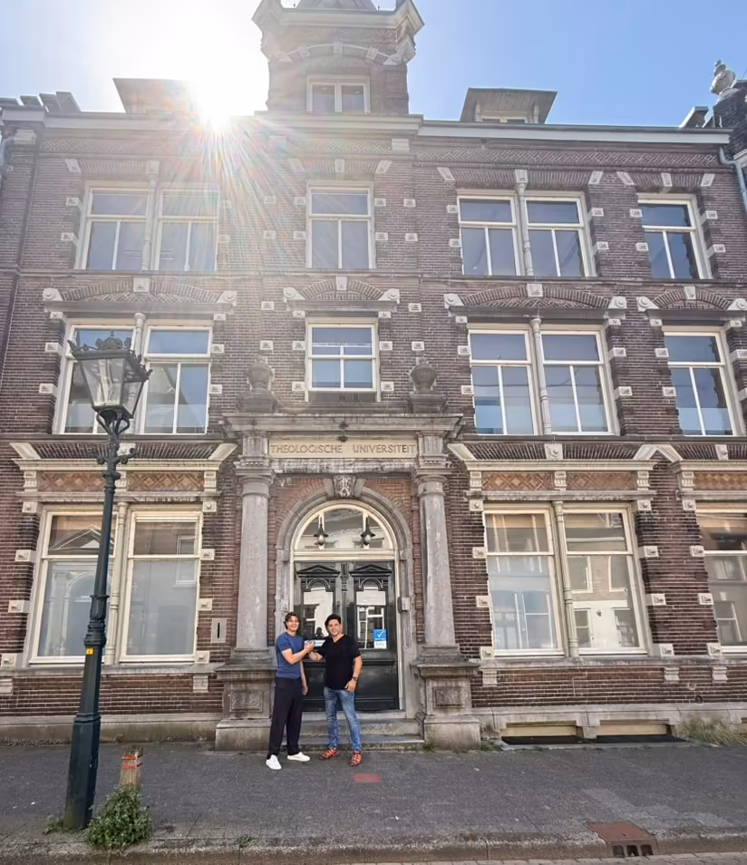 Sil en Sander bij het pand van Vera Vastgoed